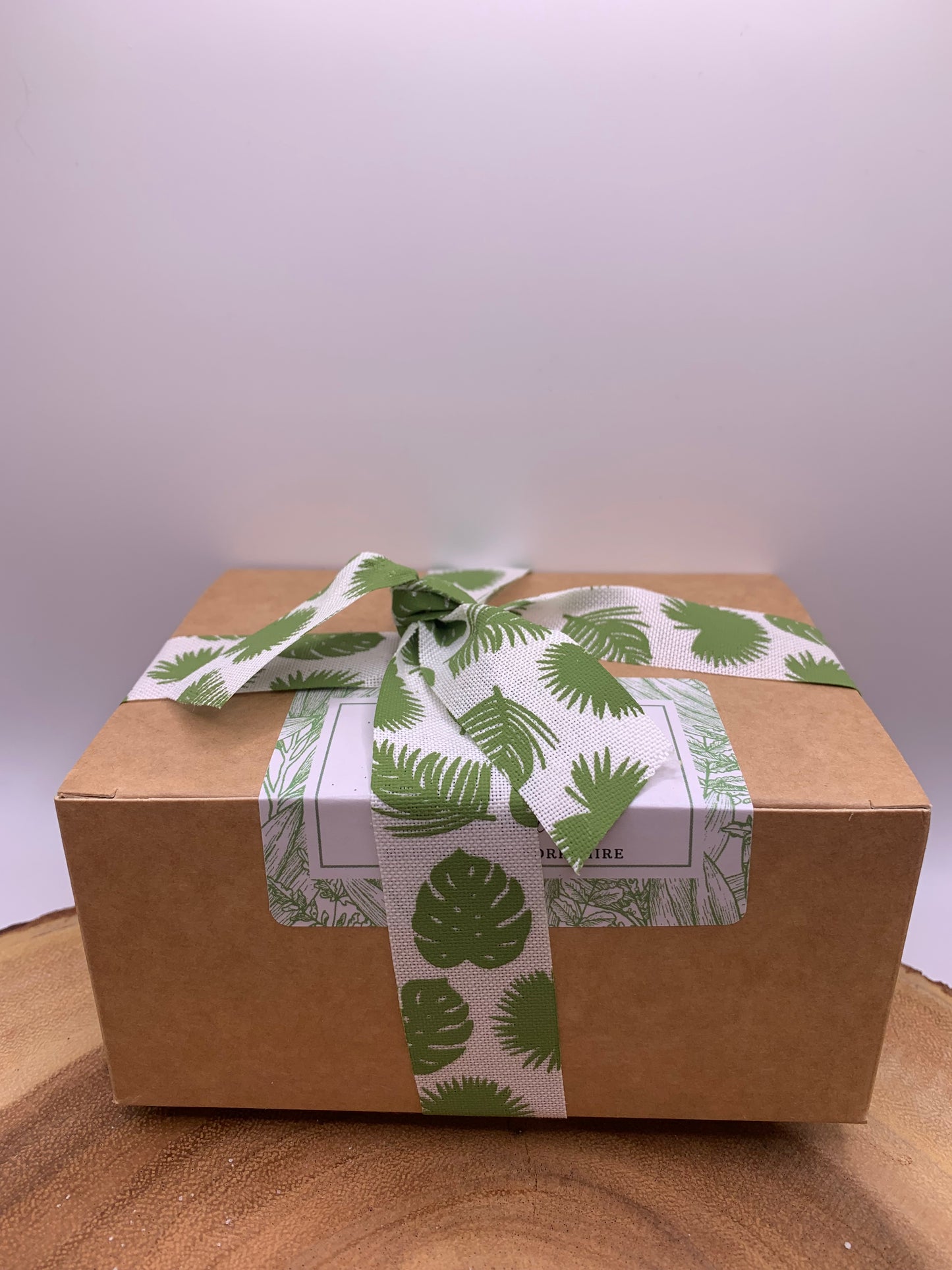 Sensitive Oat and Coconut Candle & Bath Bomb Gift Set